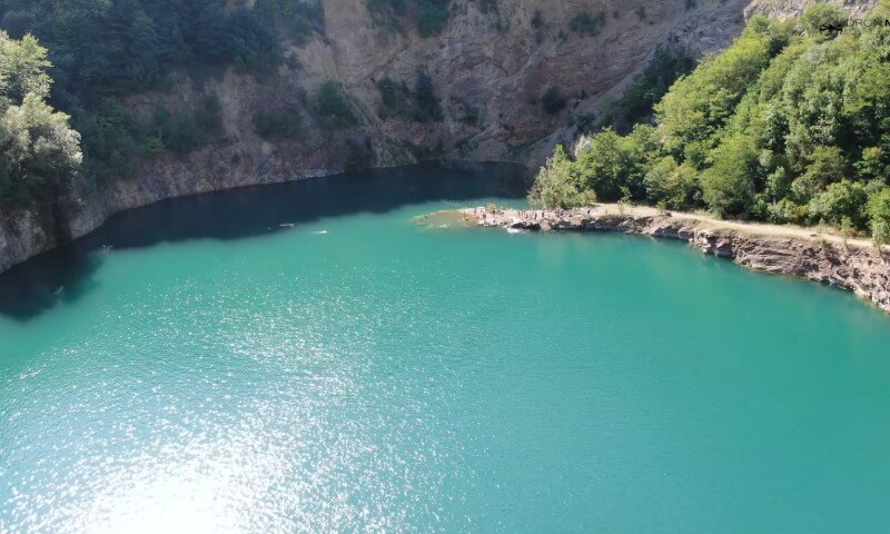 Ledinačko jezero na Fruškoj gori u letnje vreme, snimak iz vazduha