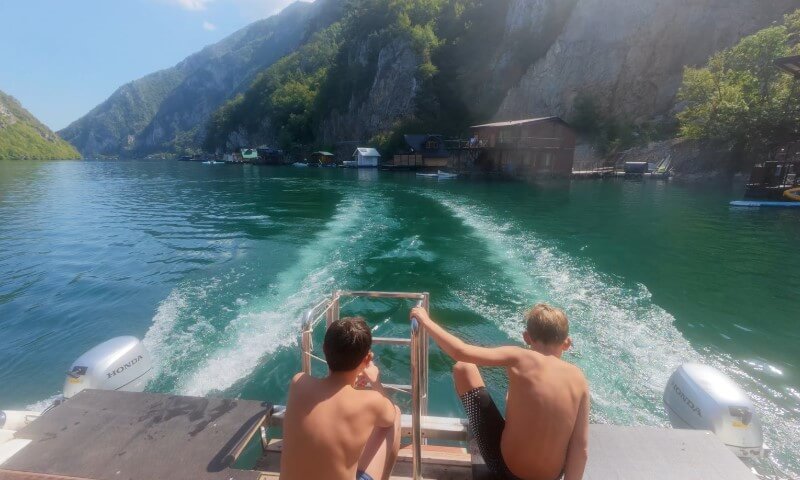 Dva deteta se voze u čamcu na jezeru